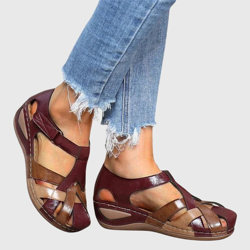 Lorelei - Sandália Fechada com Tiras Entrelaçadas e Velcro