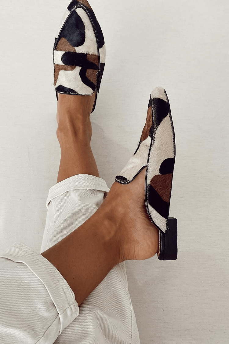 Rory - Mule de Bico Fino com Pelo Estampado e Tira