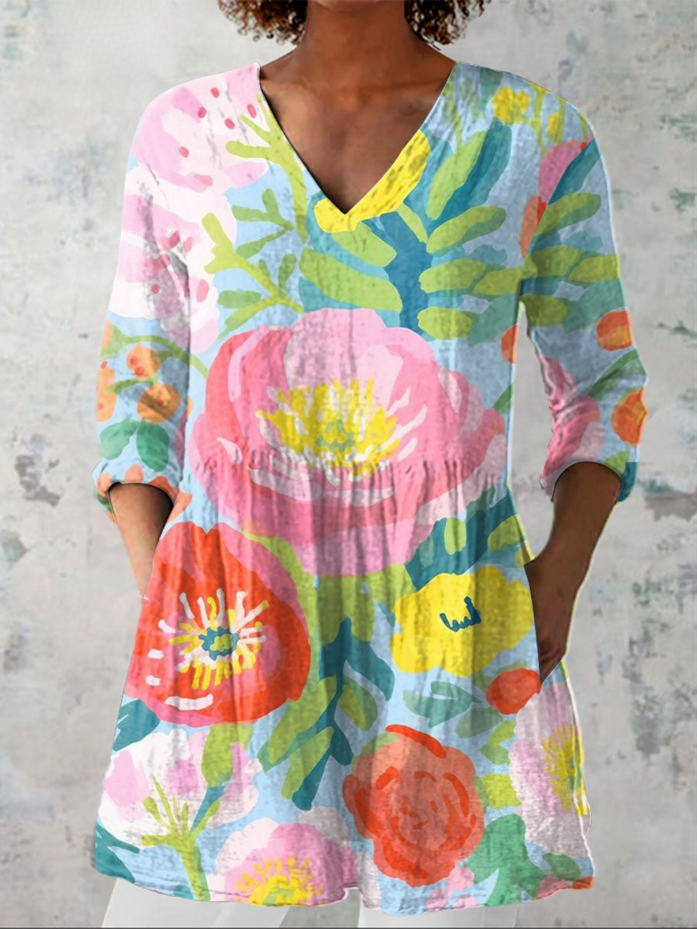 Helene - Blusa Alongada Decote V Flores Grandes em Aquarela