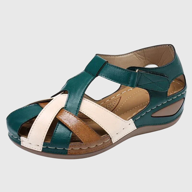 Lorelei - Sandália Fechada com Tiras Entrelaçadas e Velcro