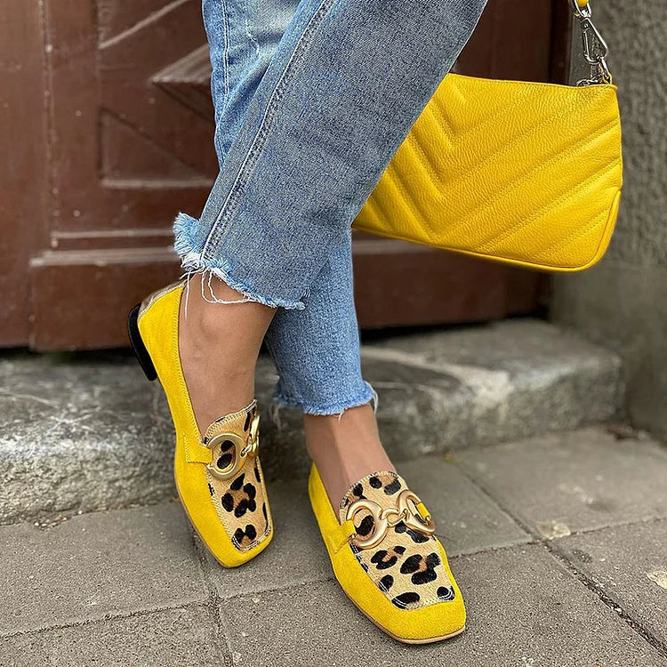 Bianca - Mocassim de Bico Quadrado com Argolas e Recorte Estampado