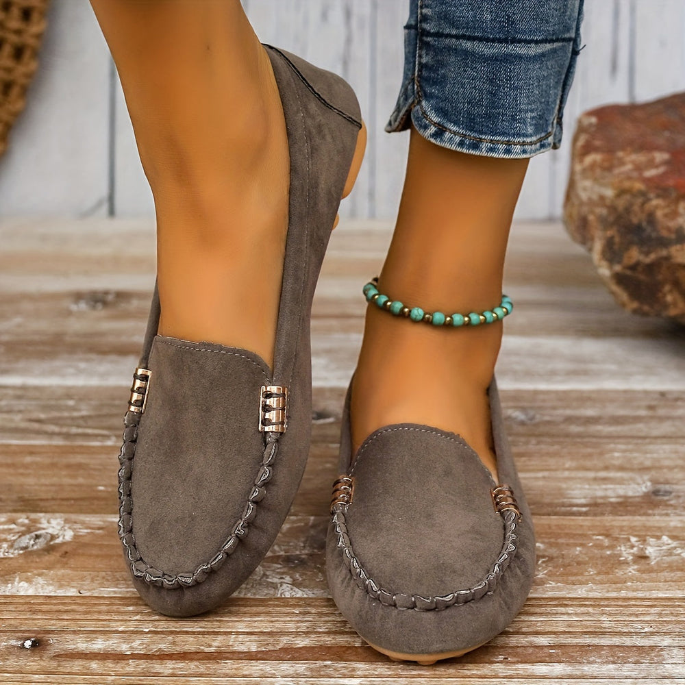 Linda - Mocassim Drive com Costura Aparente e Detalhe Metálico