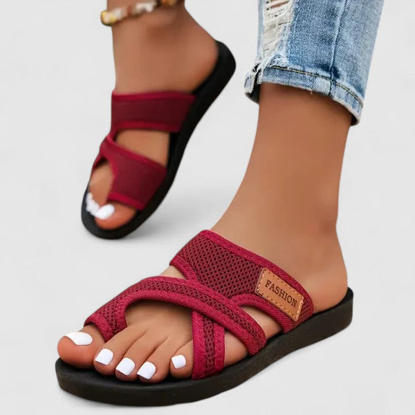 Ottalene - Chinelo com Tiras Cruzadas e Alça no Dedo