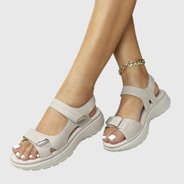 Casey - Sandália Plataforma com Velcro e Detalhe Metálico