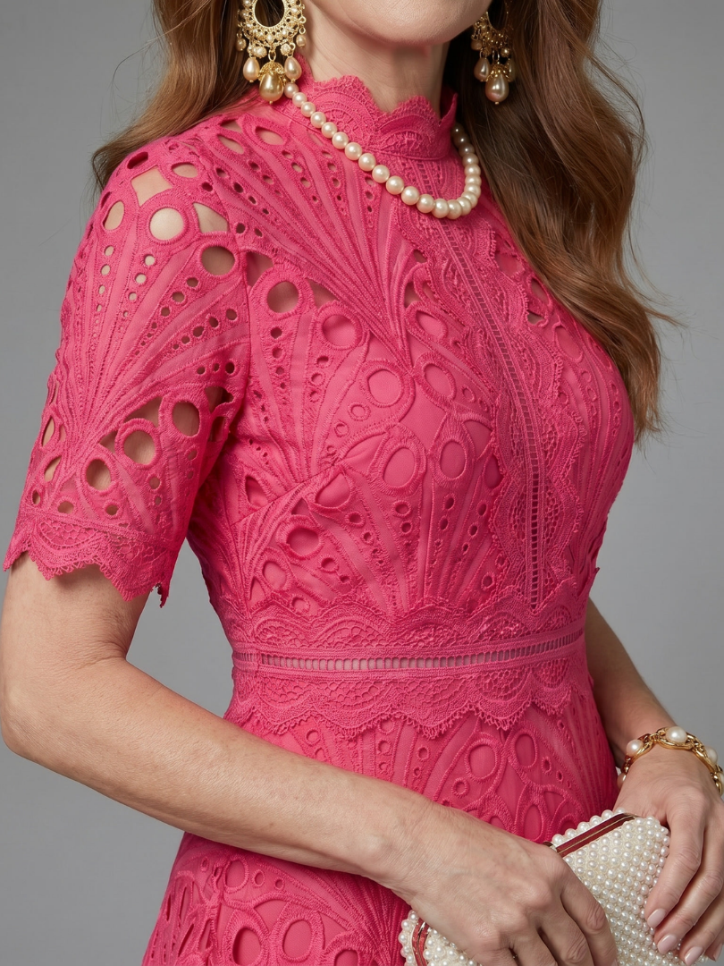 Juno - Vestido Midi de Laise com Manga Curta e Cintura Marcada