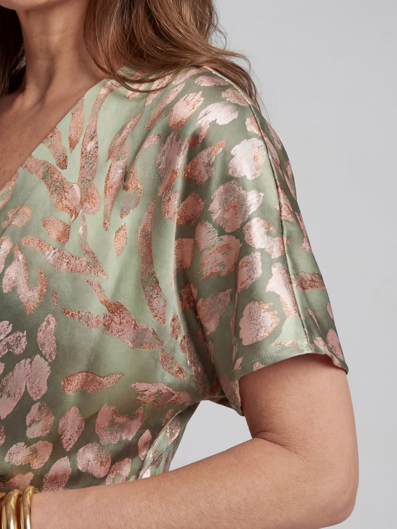 Aline - Vestido Midi Estampado com Decote V e Cintura Torcida