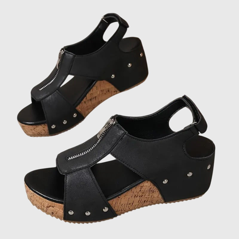 Styla - Sandália Anabela Alta com Zíper Frontal e Tachas