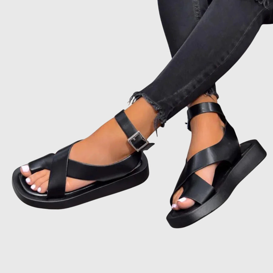Tess - Sandália Flatform com Tira no Dedo e Fivela