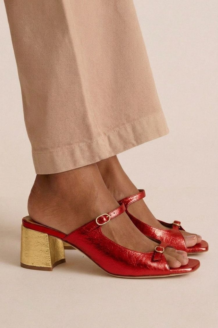 Marguerite - Sandália Mule com Salto Bloco e Fivela