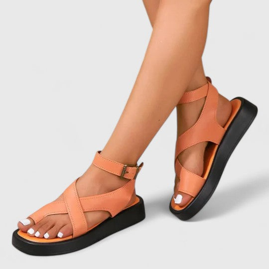 Lalaine - Sandália Flatform com Alça no Dedo e Tornozeleira