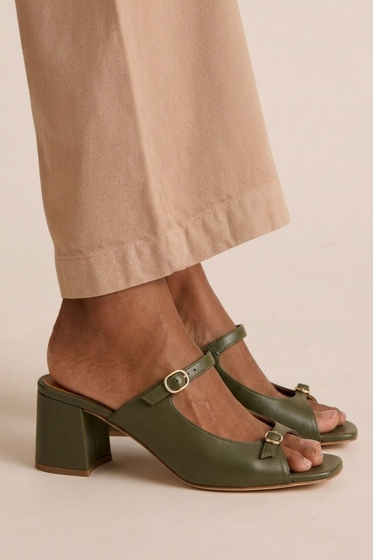 Marguerite - Sandália Mule com Salto Bloco e Fivela