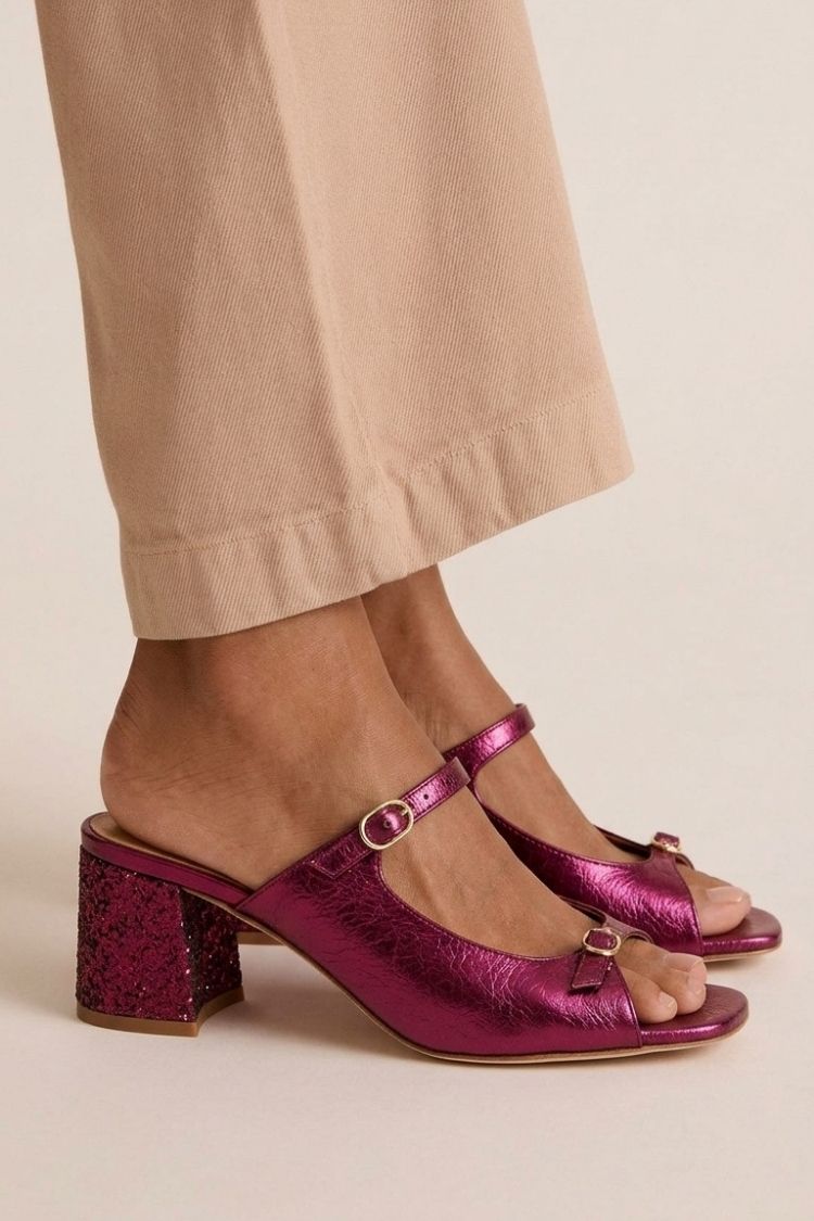 Marguerite - Sandália Mule com Salto Bloco e Fivela