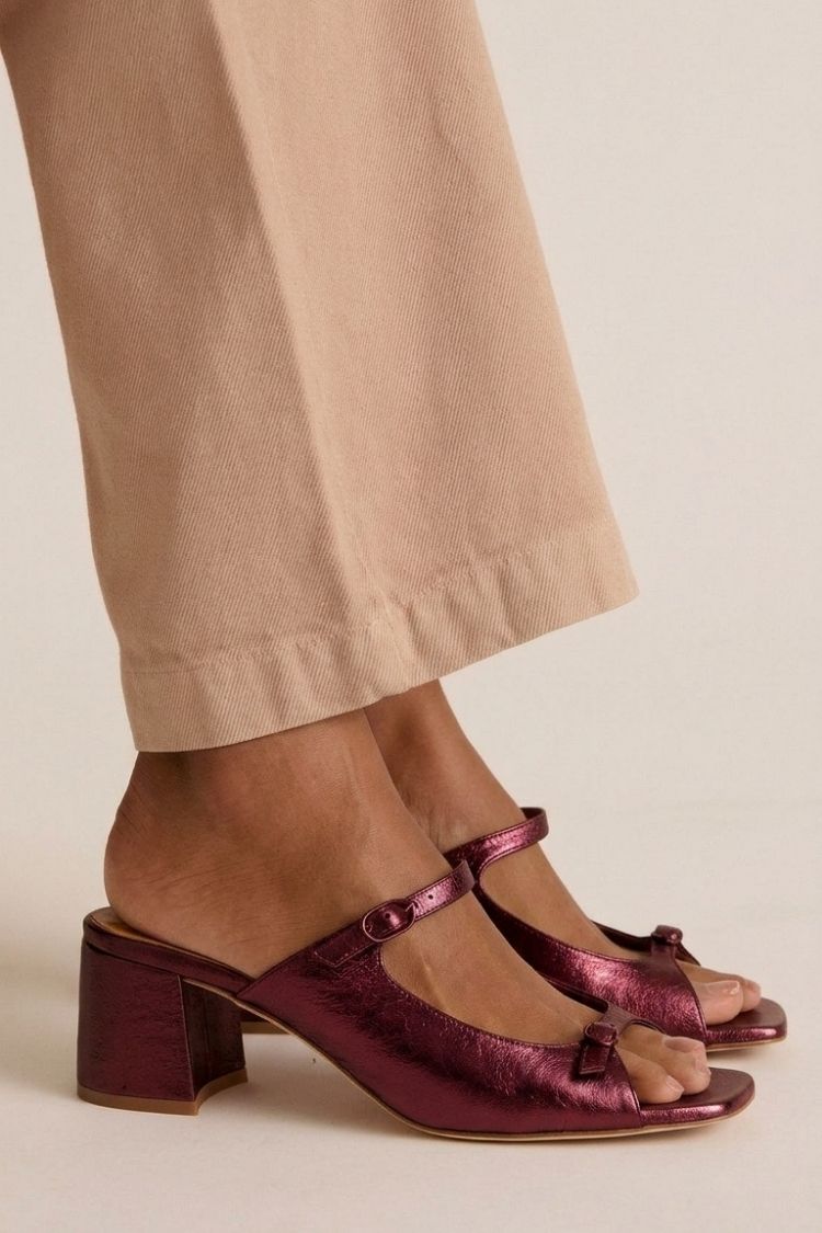 Marguerite - Sandália Mule com Salto Bloco e Fivela