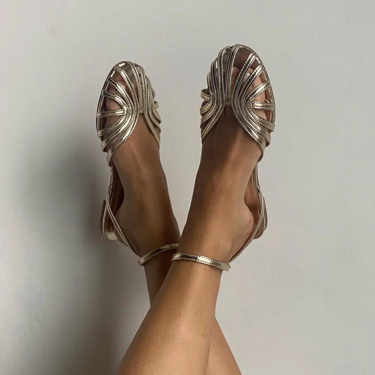 Romy - Sandália Rasteira com Tiras em Leque e Tornozeleira