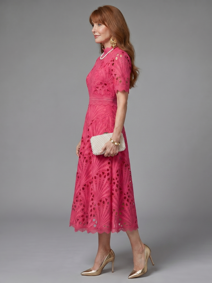 Juno - Vestido Midi de Laise com Manga Curta e Cintura Marcada