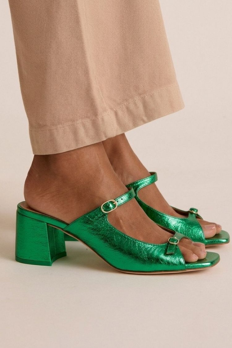 Marguerite - Sandália Mule com Salto Bloco e Fivela