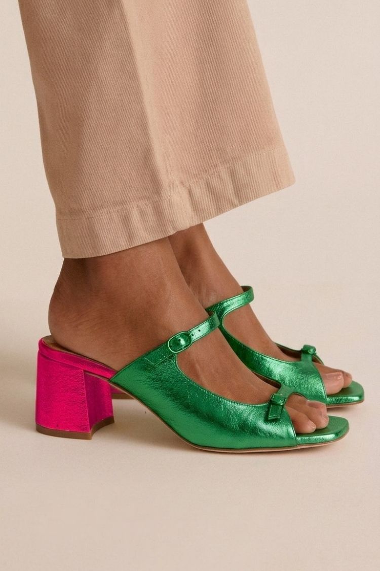 Marguerite - Sandália Mule com Salto Bloco e Fivela