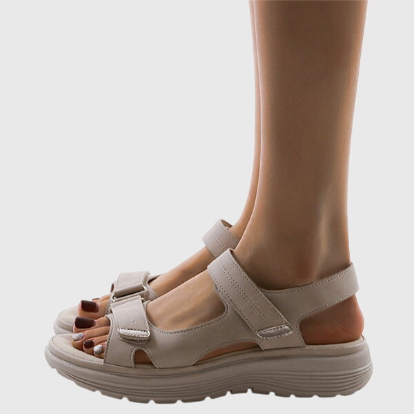 Casey - Sandália Plataforma com Velcro e Detalhe Metálico
