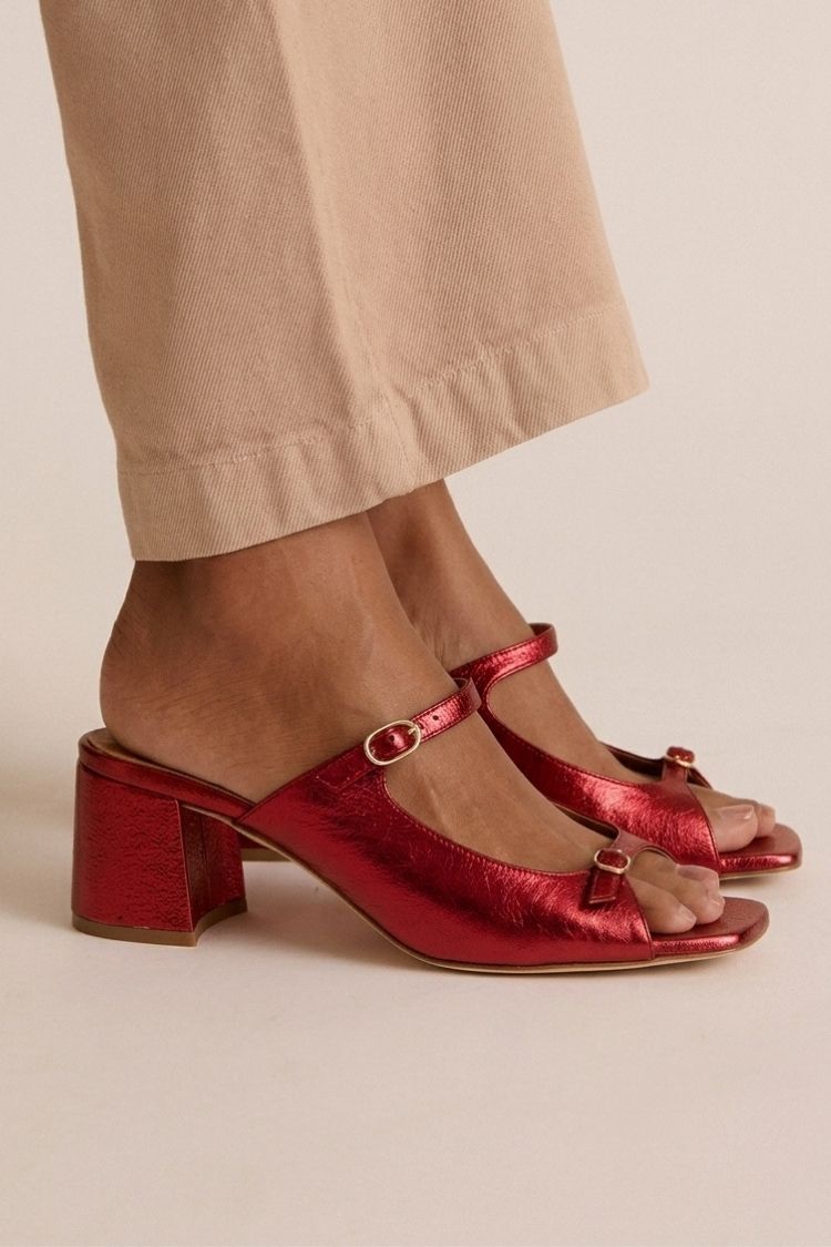 Marguerite - Sandália Mule com Salto Bloco e Fivela