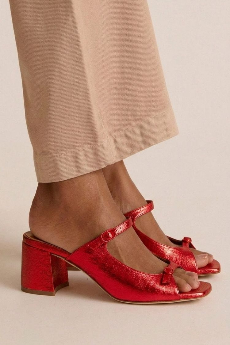 Marguerite - Sandália Mule com Salto Bloco e Fivela