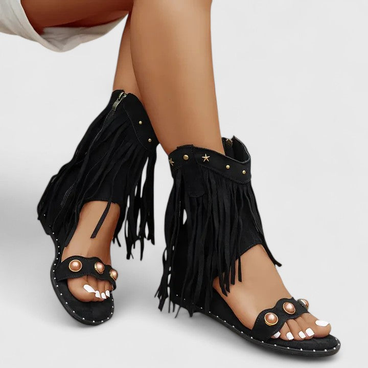Giselina - Sandália Gladiadora Rasteira com Franjas e Tachas