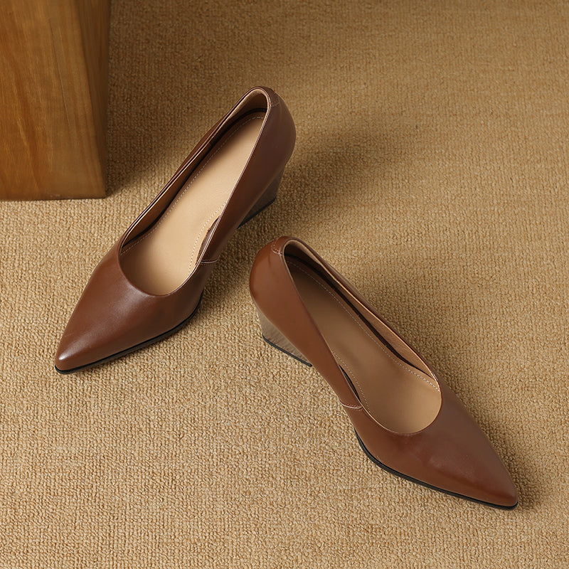 Zella - Scarpin de Bico Fino com Salto Grosso