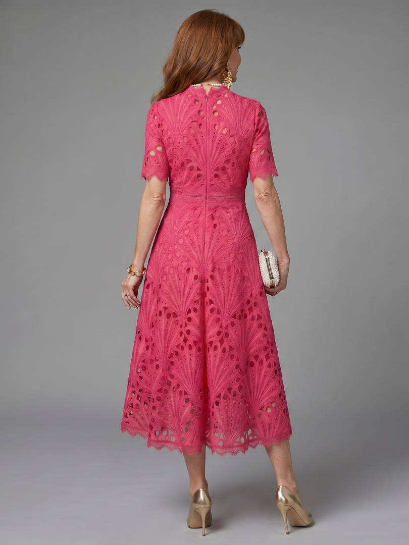 Juno - Vestido Midi de Laise com Manga Curta e Cintura Marcada