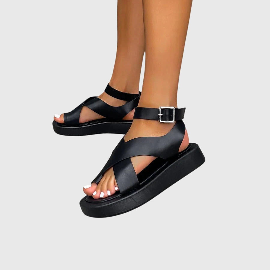 Tess - Sandália Flatform com Tira no Dedo e Fivela
