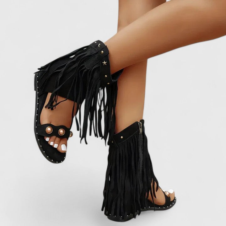 Giselina - Sandália Gladiadora Rasteira com Franjas e Tachas