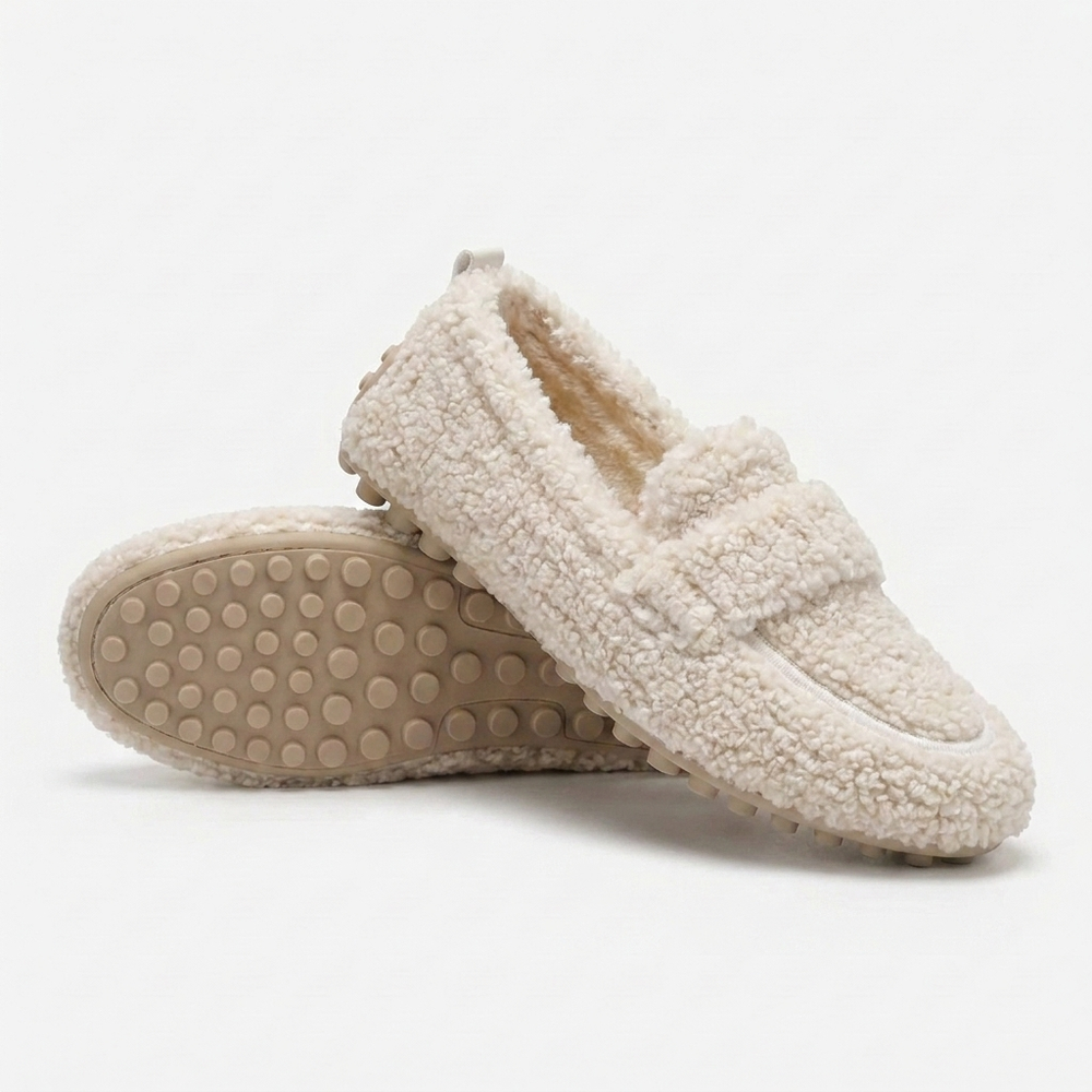 Ariella - Mocassim Felpudo com Solado de Pinos
