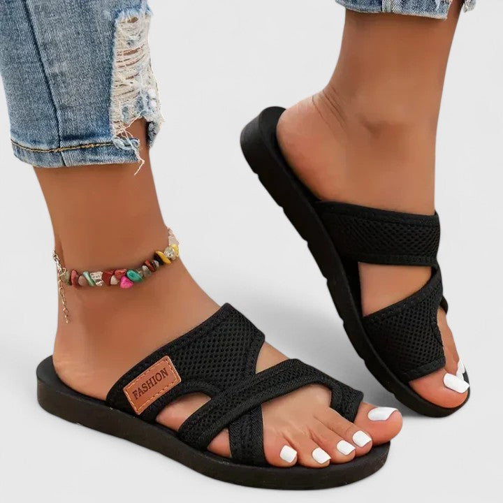 Ottalene - Chinelo com Tiras Cruzadas e Alça no Dedo