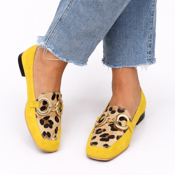 Bianca - Mocassim de Bico Quadrado com Argolas e Recorte Estampado