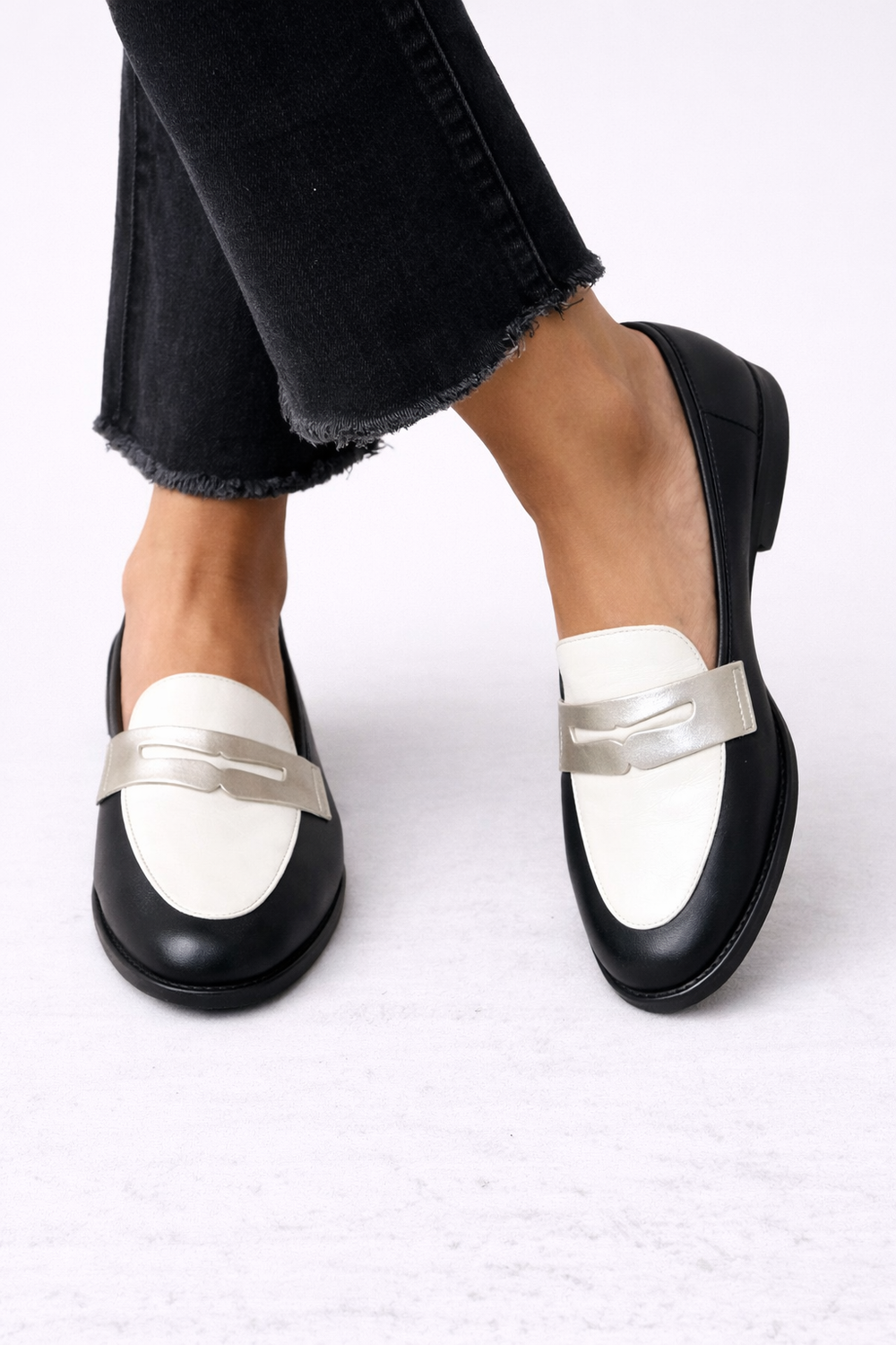 Willow - Mocassim Penny Bicolor com Tira Metalizada