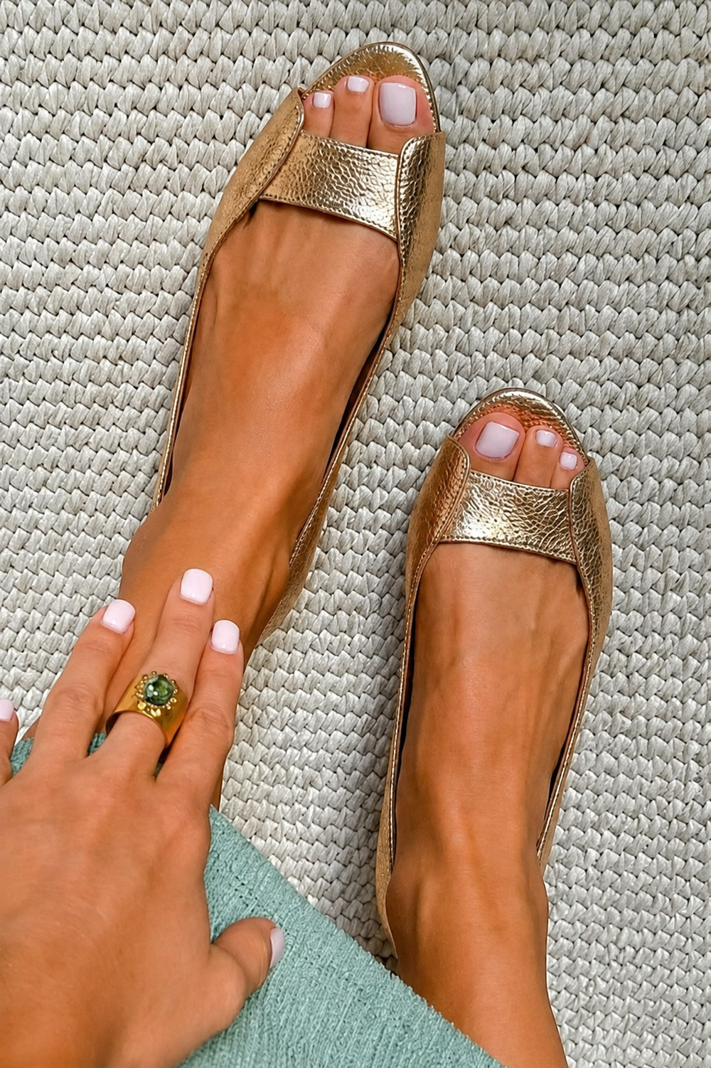 Delphine - Sandália Peep Toe com Textura Metalizada