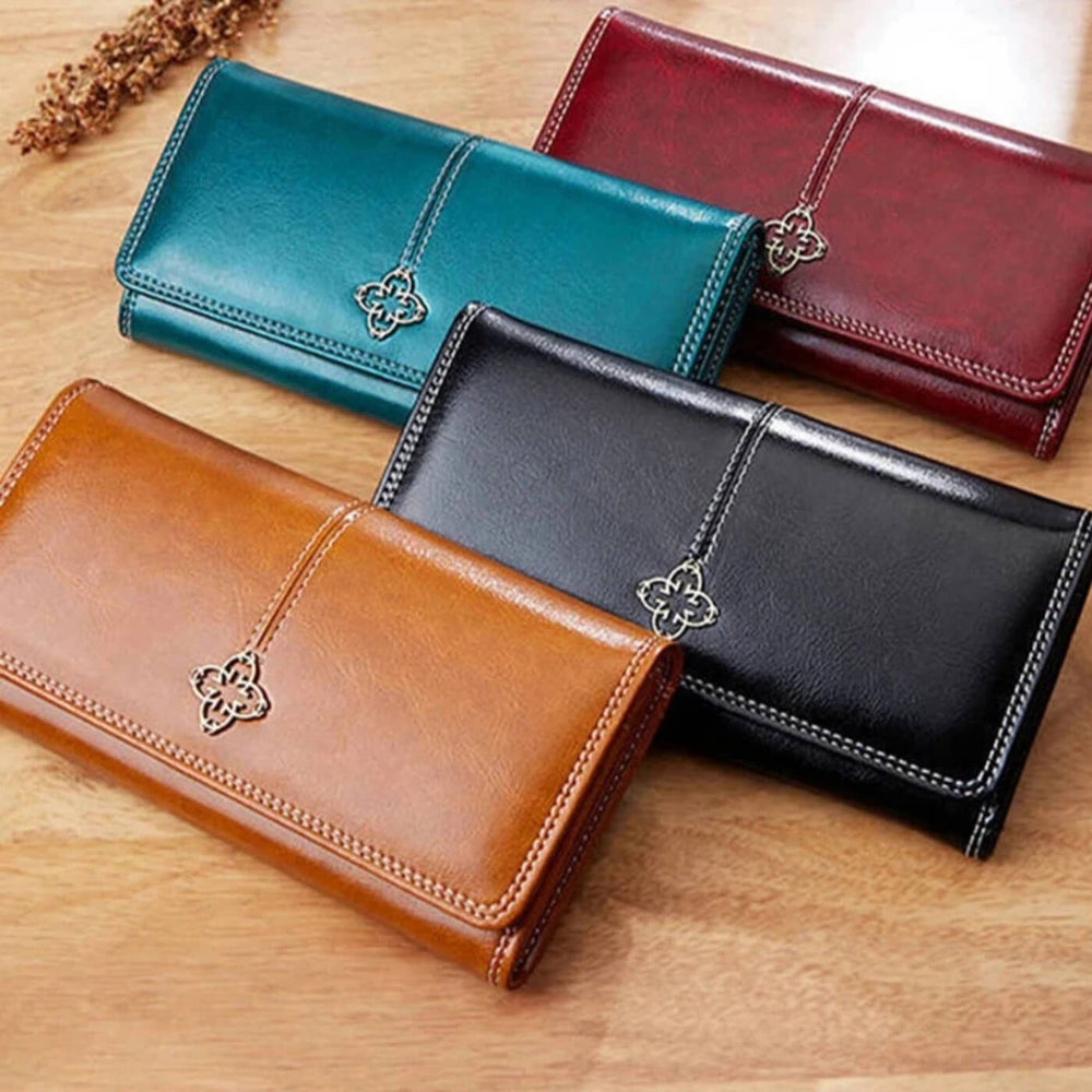 Paula - Clutch com Aba e Ornamento Metálico