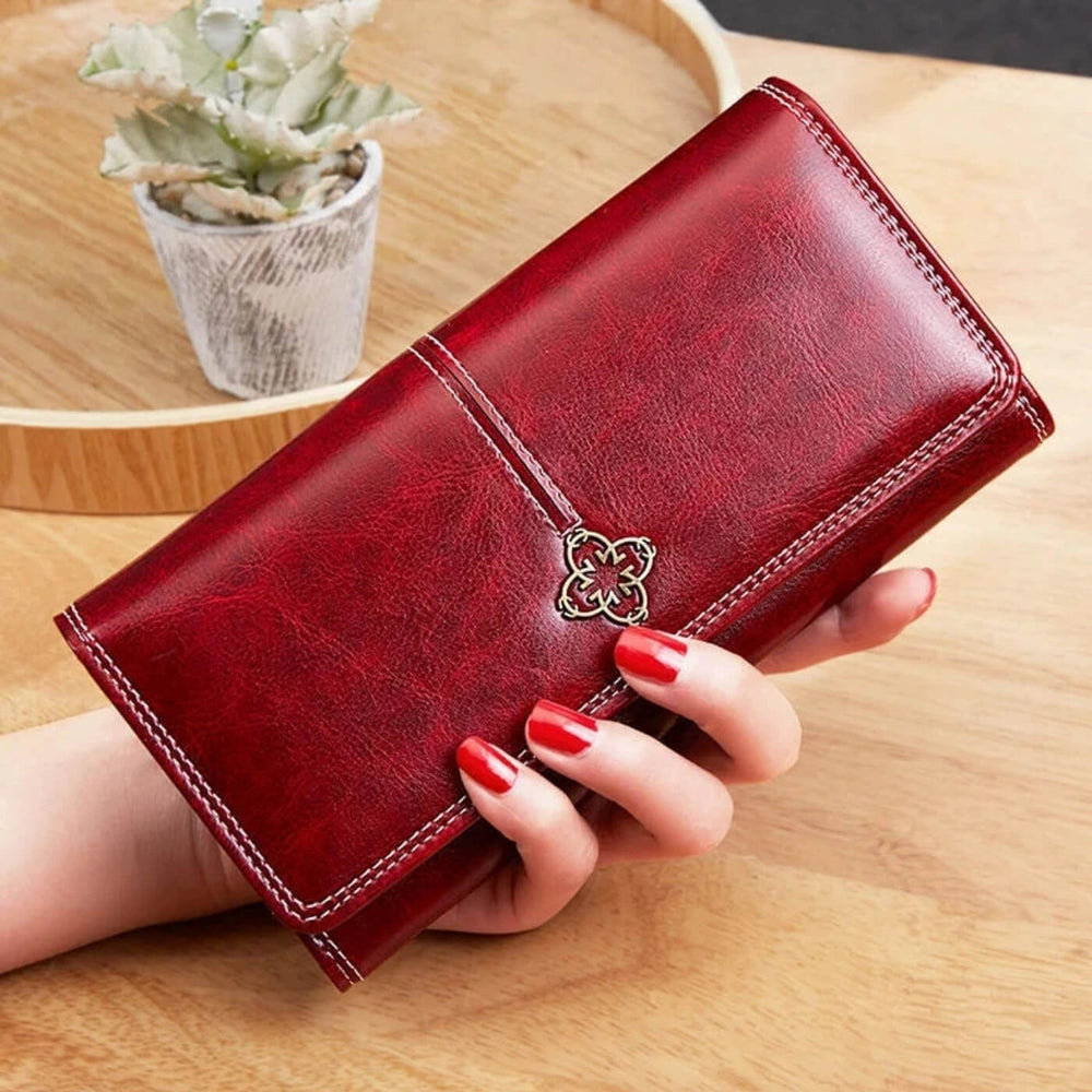 Paula - Clutch com Aba e Ornamento Metálico