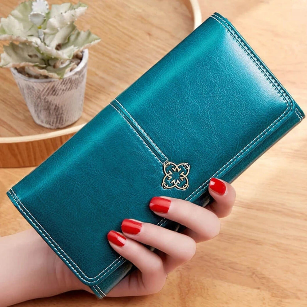 Paula - Clutch com Aba e Ornamento Metálico