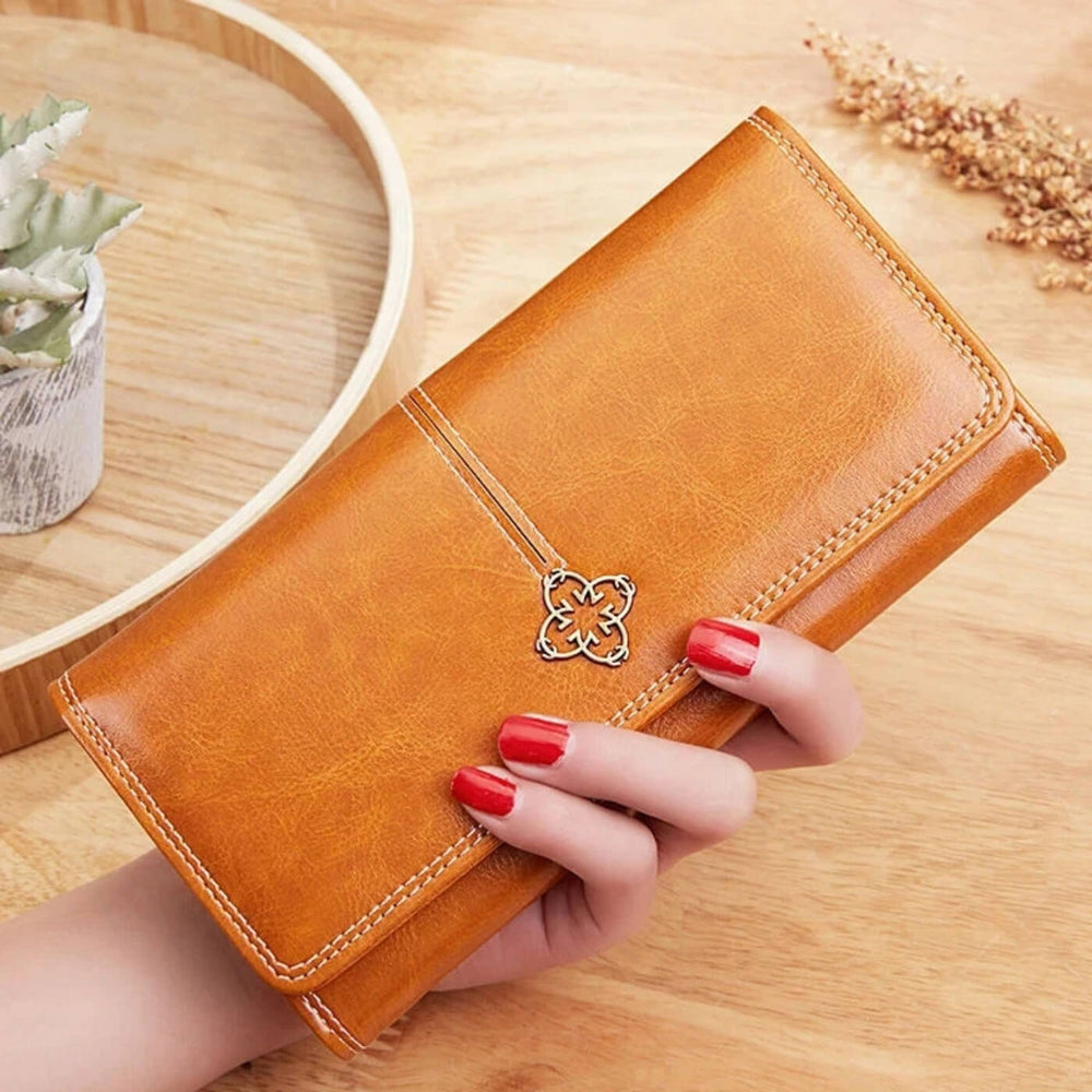 Paula - Clutch com Aba e Ornamento Metálico