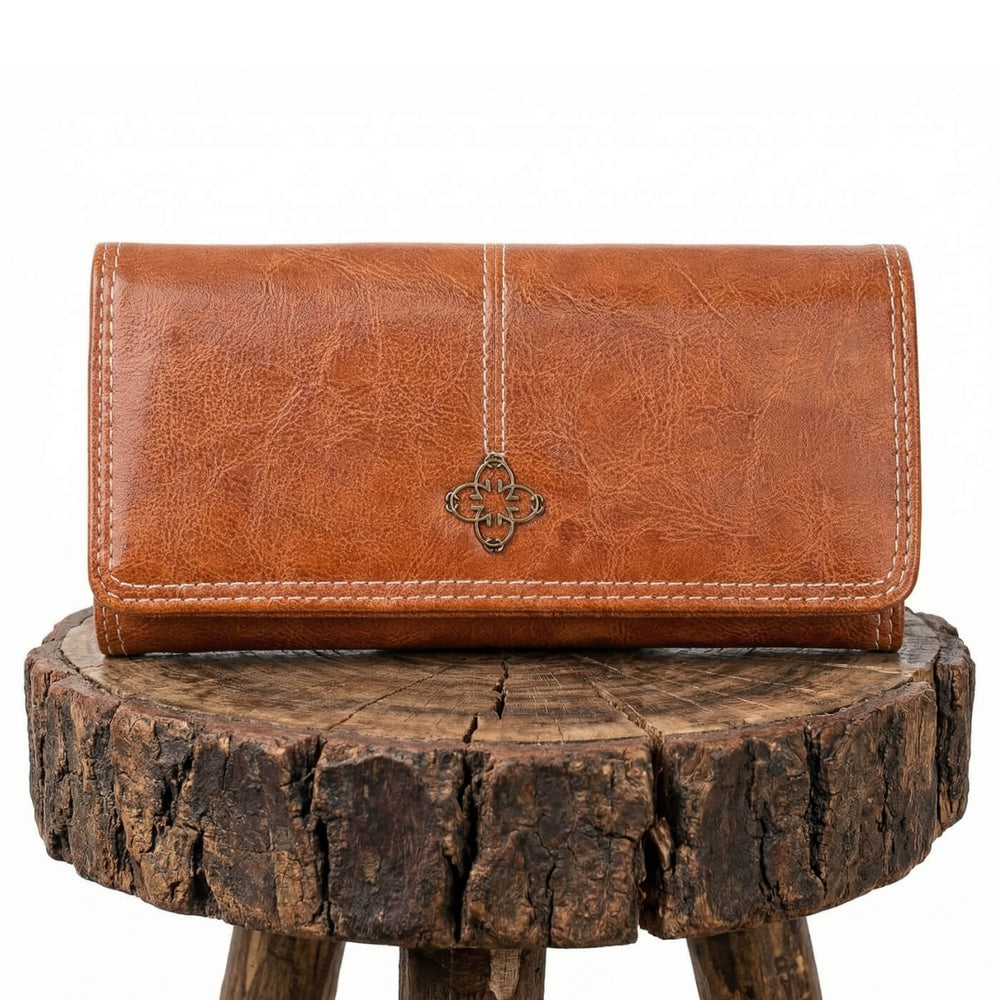 Paula - Clutch com Aba e Ornamento Metálico