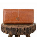 Paula - Clutch com Aba e Ornamento Metálico