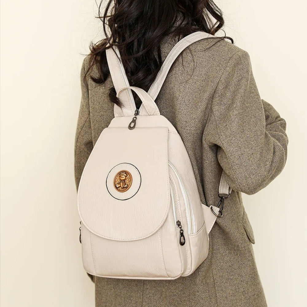 Luana - Mochila com Aba e Medalhão Metálico