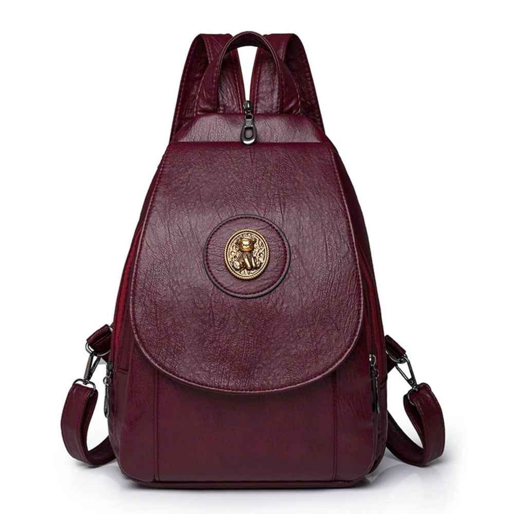Luana - Mochila com Aba e Medalhão Metálico