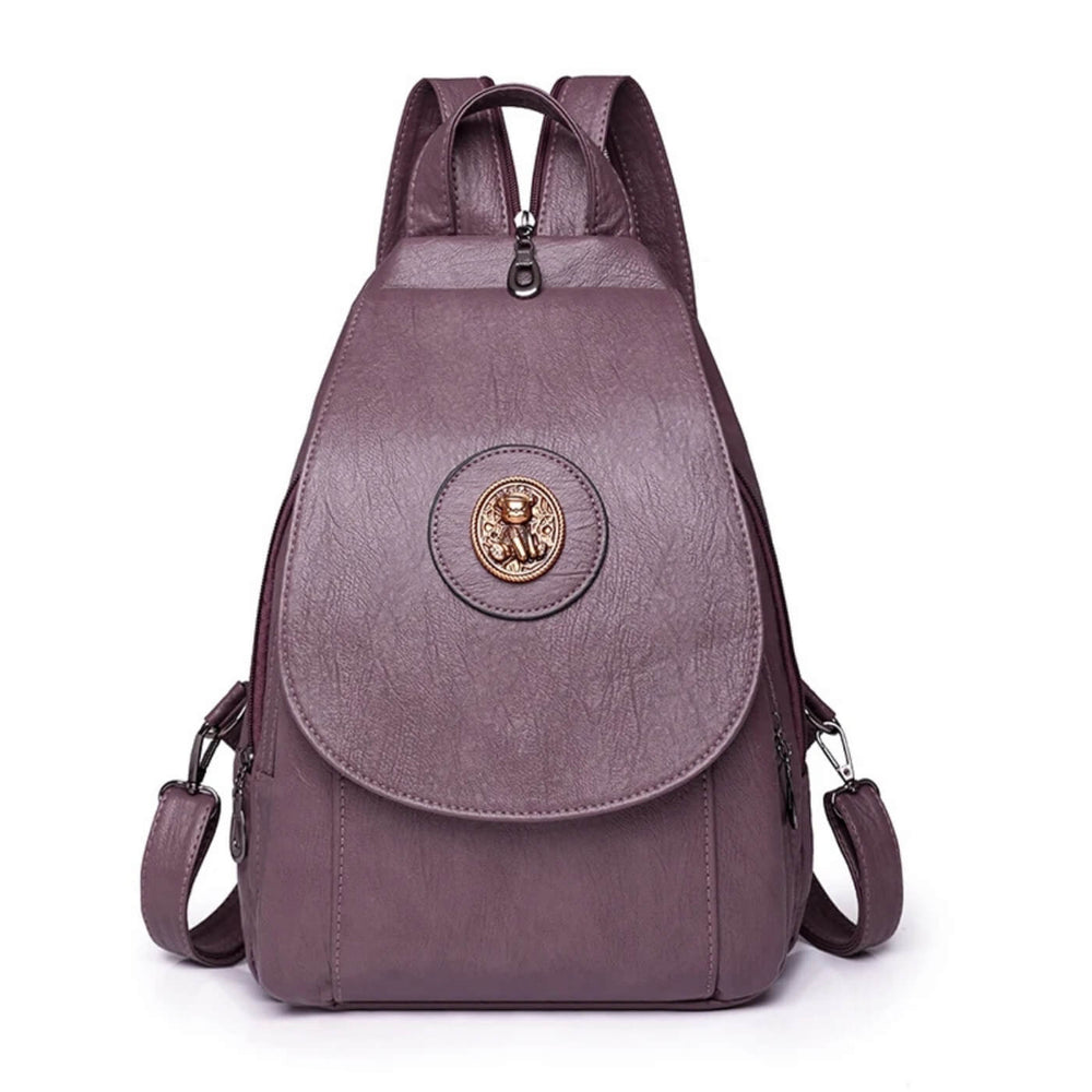 Luana - Mochila com Aba e Medalhão Metálico