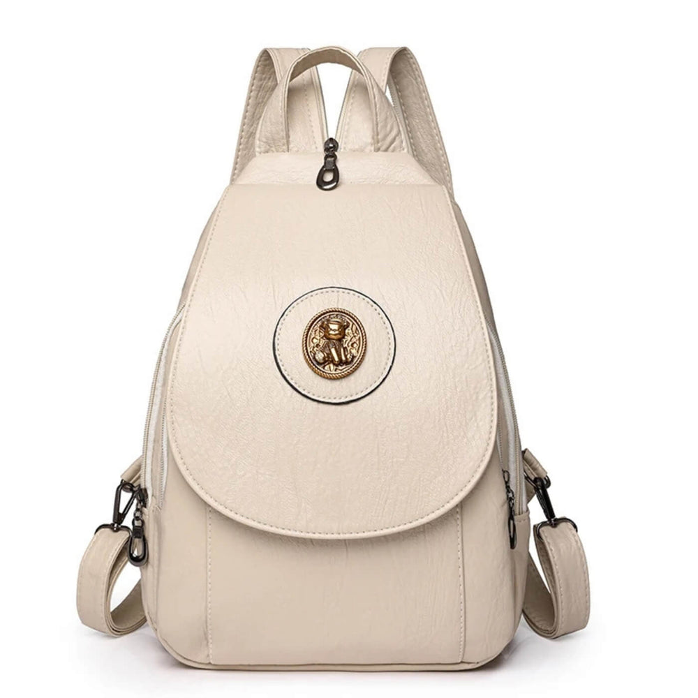 Luana - Mochila com Aba e Medalhão Metálico