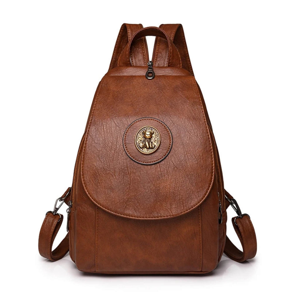 Luana - Mochila com Aba e Medalhão Metálico