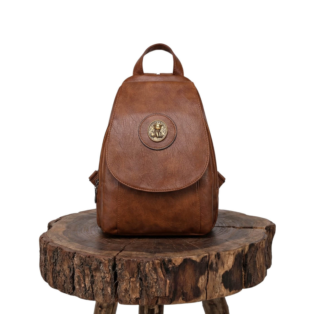 Luana - Mochila com Aba e Medalhão Metálico
