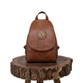 Luana - Mochila com Aba e Medalhão Metálico