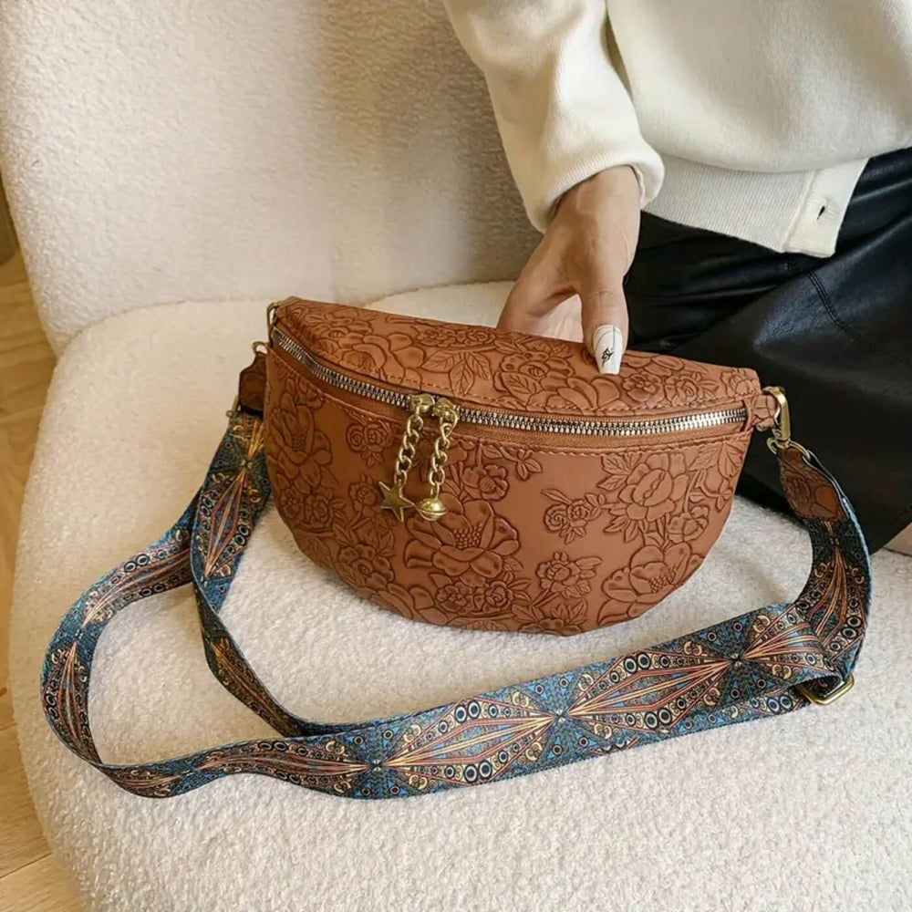 Rosana - Bolsa Transversal Meia-Lua com Relevo Floral