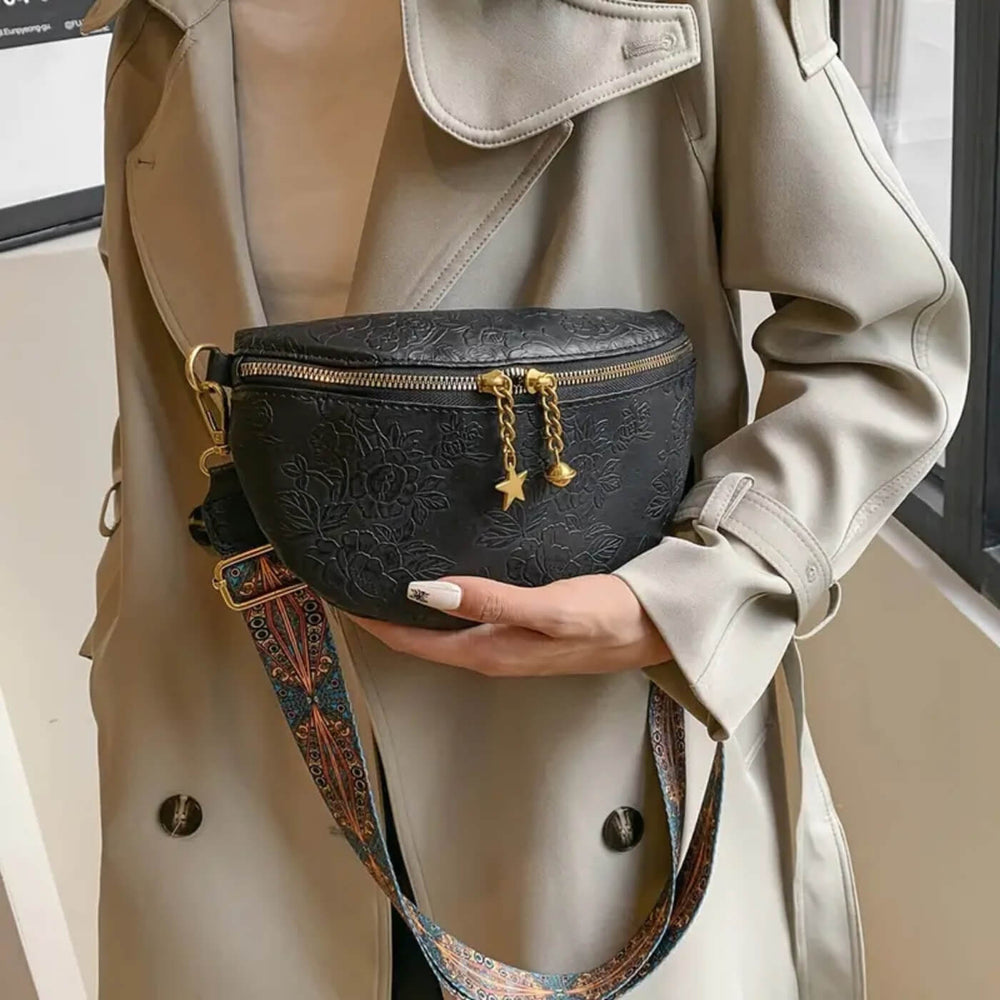 Rosana - Bolsa Transversal Meia-Lua com Relevo Floral