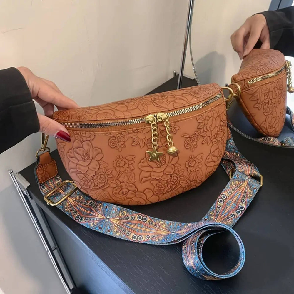 Rosana - Bolsa Transversal Meia-Lua com Relevo Floral